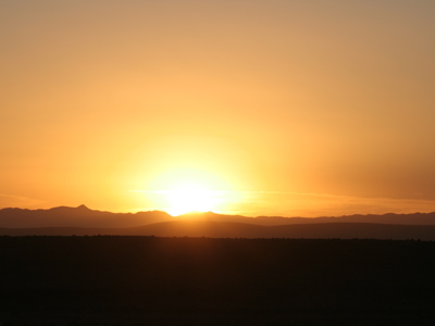 Zonsopkomst boven de silhouetten van bergen in Namibië tijdens de Route Namibië 20-daagse reis.