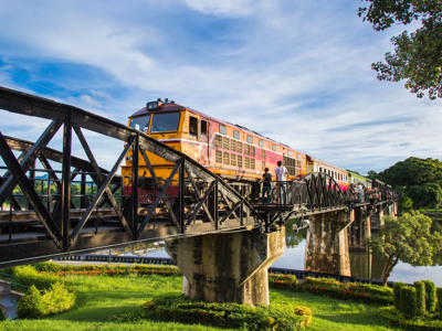 Trein op de River Kwai-brug in Kanchanaburi, Thailand.