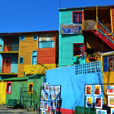 Kleurrijke huizen in La Boca, Buenos Aires, tijdens familiereis Argentinië en Brazilië.