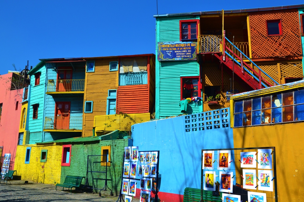 Kleurrijke huizen in La Boca, Buenos Aires, tijdens familiereis Argentinië en Brazilië.