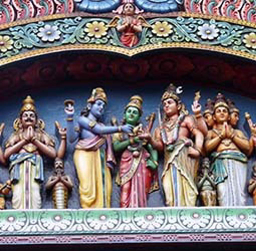 Kleurrijke hindoebeelden op de gevel van een tempel in Zuid-India.