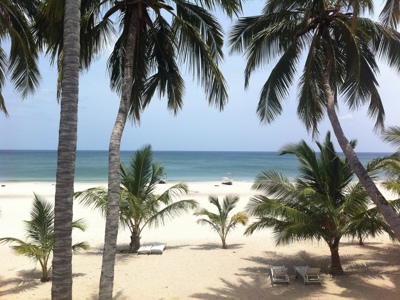 Palmbomen en ligbedden op een wit zandstrand aan zee in Sri Lanka, Route Sri Lanka.