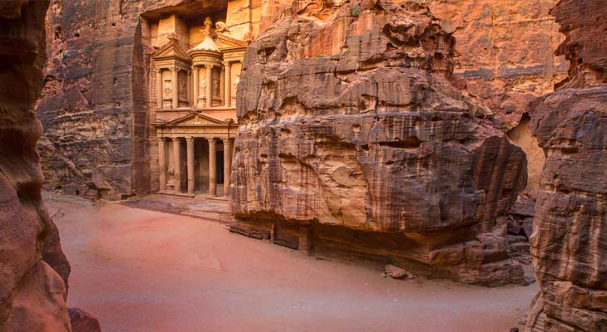 Petra Jordanië Het Romeinse amfitheater van Jerash, Jordanië, met stenen zitplaatsen en bogen.
