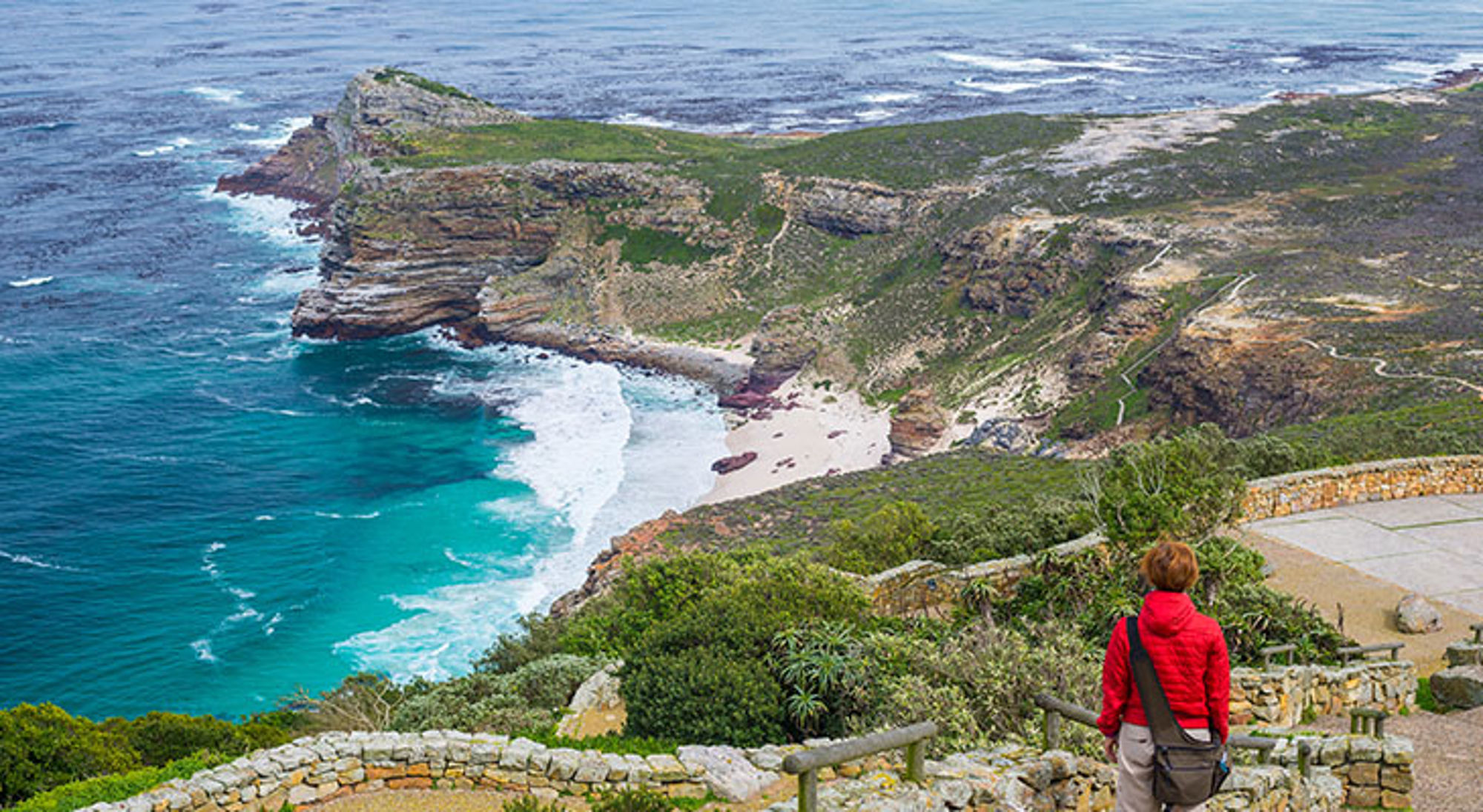 Uitzicht bij Kaap de Goede Hoop Uitzicht op Kaap de Goede Hoop met ruige kliffen, turquoise zee en wandelpad langs de kust in Zuid-Afrika.
