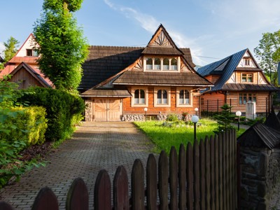 Traditionele houten huizen in Zakopane, Polen, met tuin en houten hek.