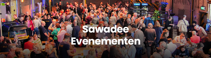 Bezoekers in gesprek tijdens Sawadee infodagen en evenementen in een sfeervolle locatie.