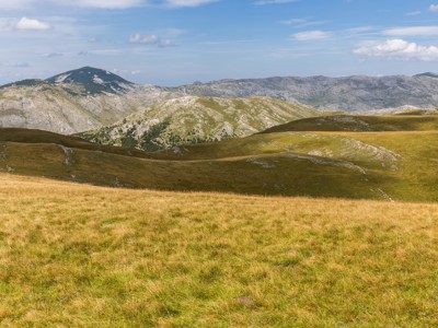 Berglandschap met glooiende grasheuvels tijdens de 10-daagse wandelvakantie in Bosnië & Herzegovina.