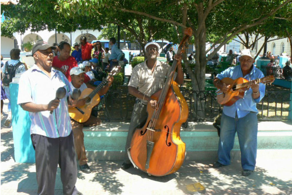 Muzikanten spelen gitaar en contrabas op een plein in Cuba tijdens een groepsrondreis met casas particulares.