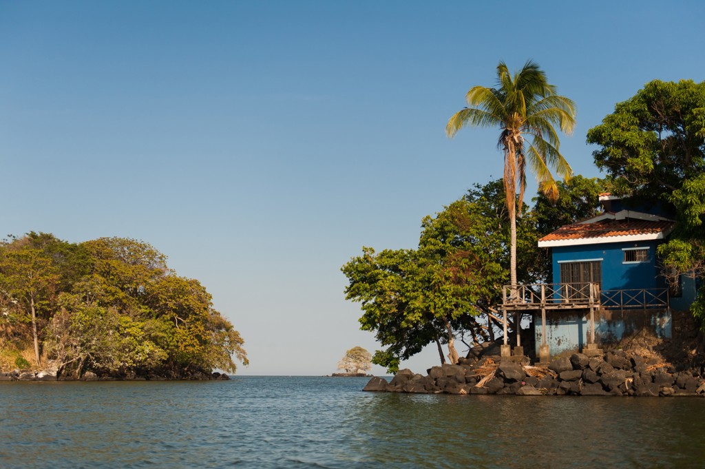 Blauw huis met palmboom aan het water tijdens groepsrondreis Nicaragua en Costa Rica.