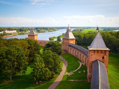 Uitzicht op het Novgorod Kremlin met torens en vestingmuur langs de rivier, Rusland hoogtepunten.
