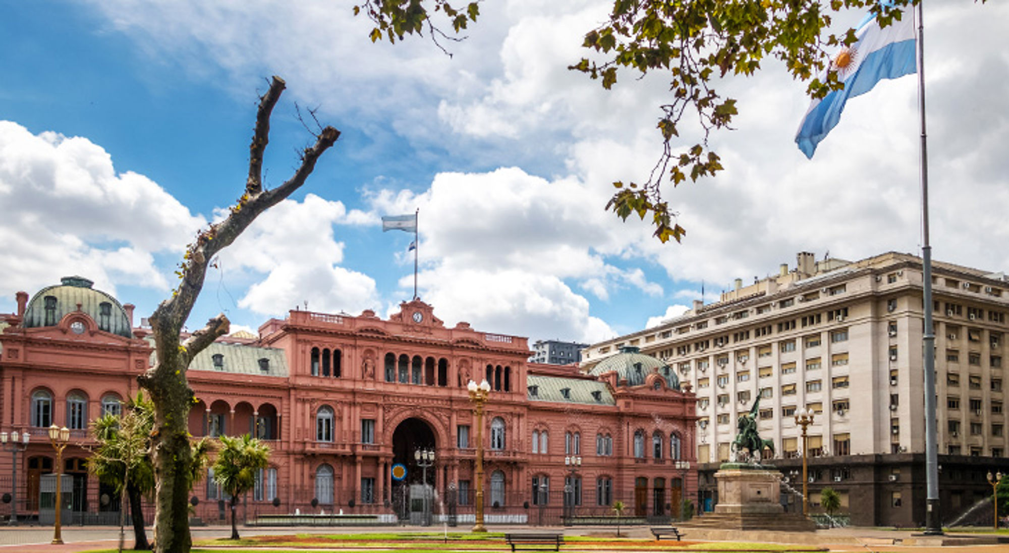 Hoogtepunt van Buenos Aires Casa Rosada aan Plaza de Mayo in Buenos Aires, met Argentijnse vlag en standbeeld op het plein.
