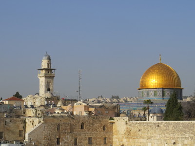 Gouden Koepel van de Rots en minaret in de Oude Stad van Jeruzalem tijdens de route Jordanië en Israël, 13 dagen.