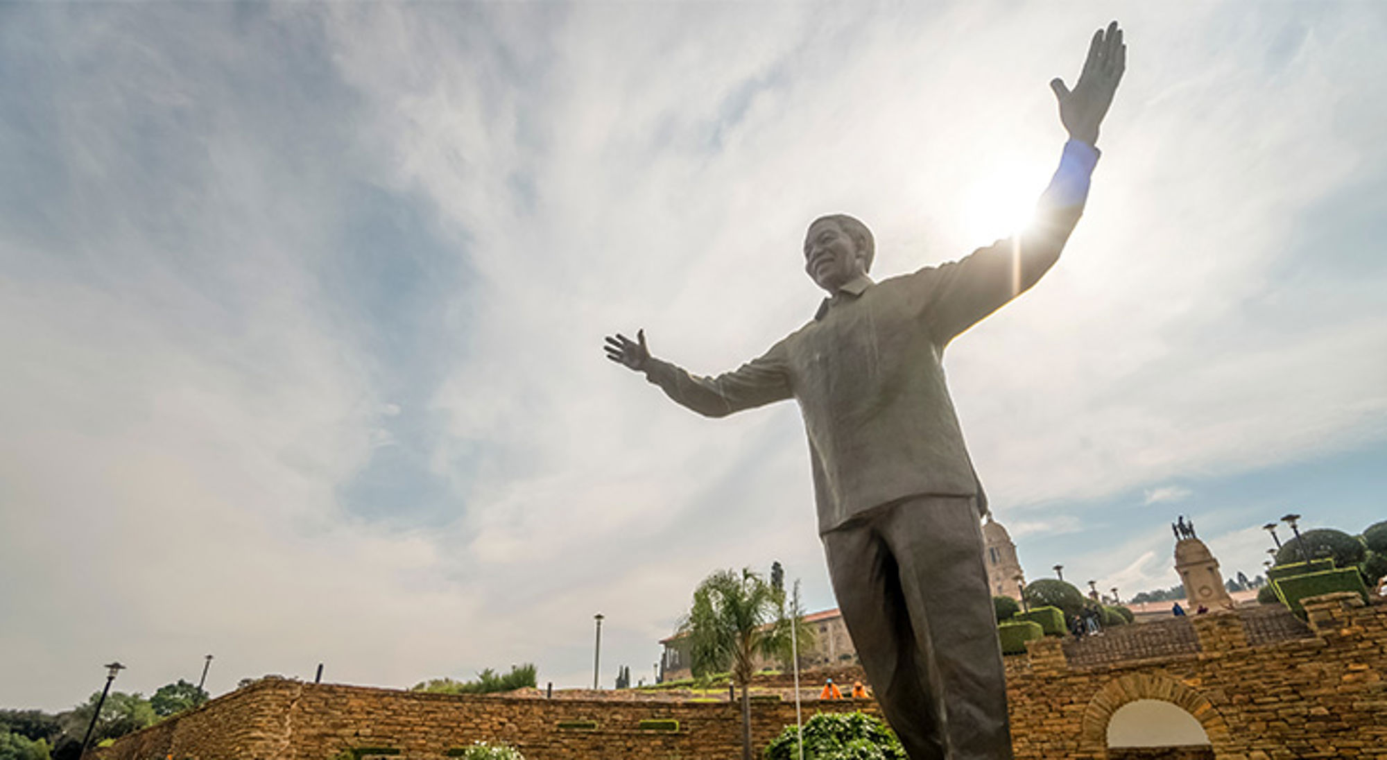 Nelson Mandela Monument in Pretoria Standbeeld van Nelson Mandela met gespreide armen bij de Union Buildings in Pretoria, Zuid-Afrika.