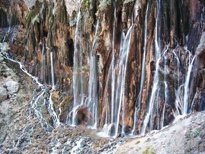 Watervallen langs een rotswand in Iran tijdens de Route Iran rondreis van 19 dagen.