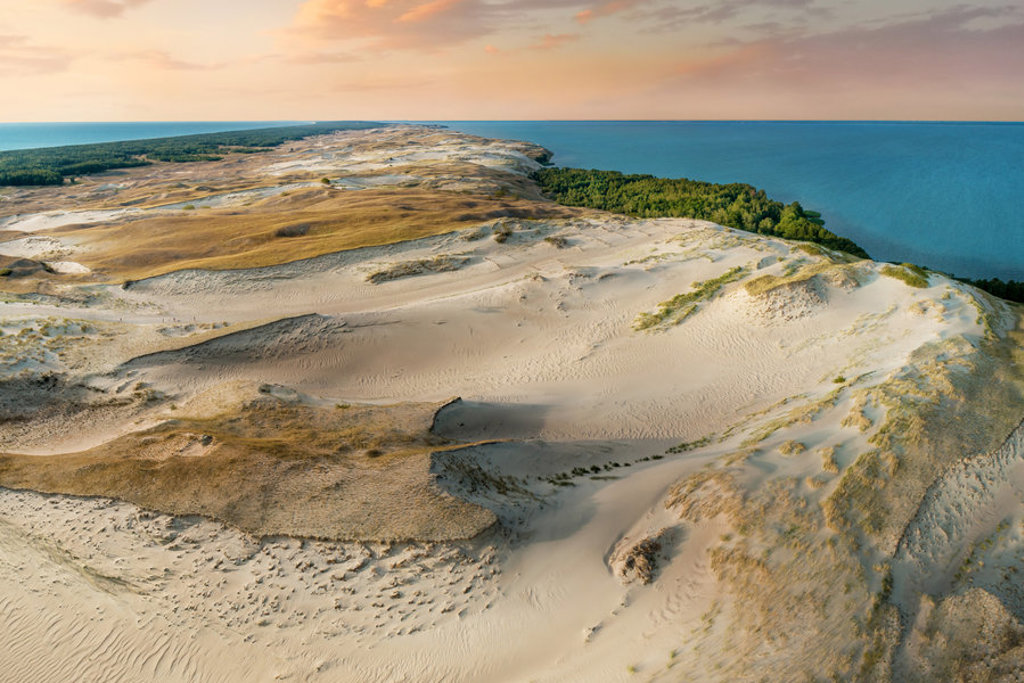 Zandduinen op de Koerse Schoorwal aan de Oostzee, tijdens groepsrondreis Estland, Letland en Litouwen.
