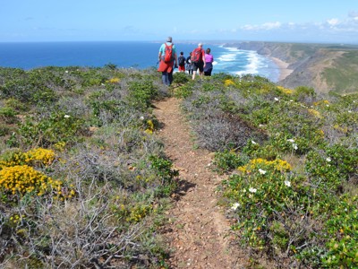 Wandelaars op het kustpad langs de kliffen van de Costa Vicentina in de Alentejo en Algarve.