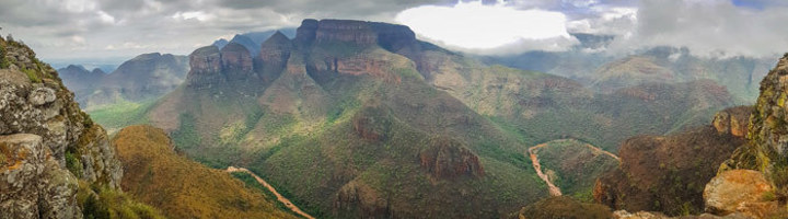 Uitzicht op de Blyde River Canyon langs de Panoramaroute in Zuid-Afrika, met kronkelende weg en berglandschap.