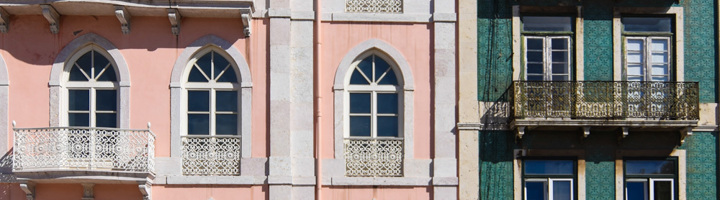 Pastelkleurige gevels met balkons in Lissabon, Portugal.