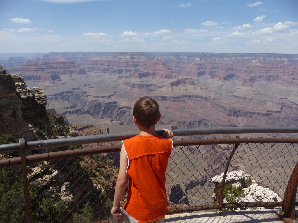 Jongen kijkt uit over de Grand Canyon in de Verenigde Staten tijdens een familiereis..