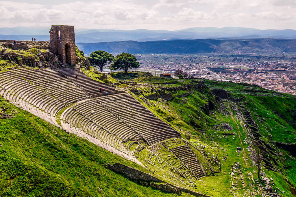 Antiek theater van Pergamon met uitzicht over de vallei, hoogtepunten van een groepsrondreis Turkije.