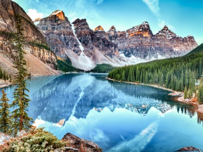 Moraine Lake in Banff National Park met spiegeling van de Rocky Mountains in het blauwe water.