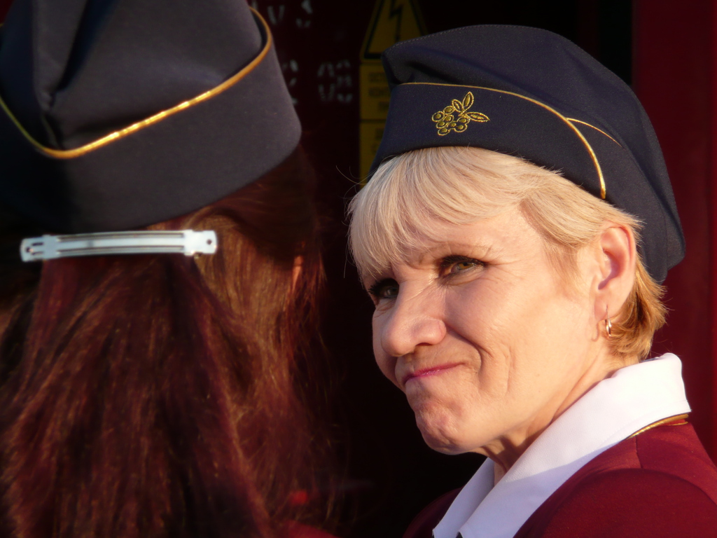 Cabinepersoneel in uniform tijdens groepsrondreis Rusland.