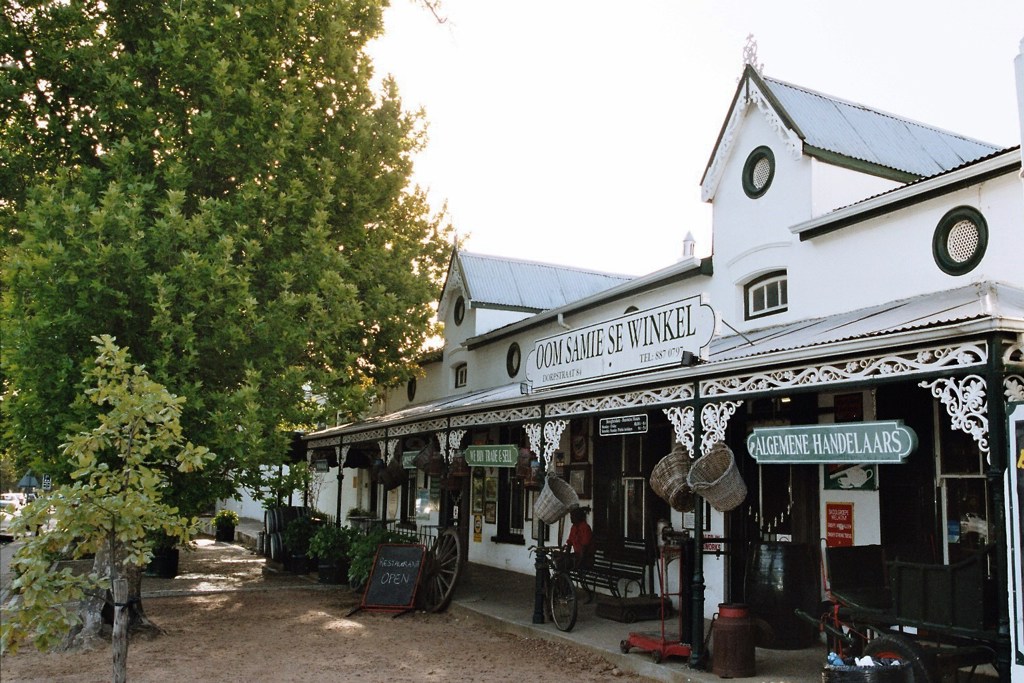 Historische winkel Oom Samie se Winkel in Zuid-Afrika, met veranda en oude uithangborden.