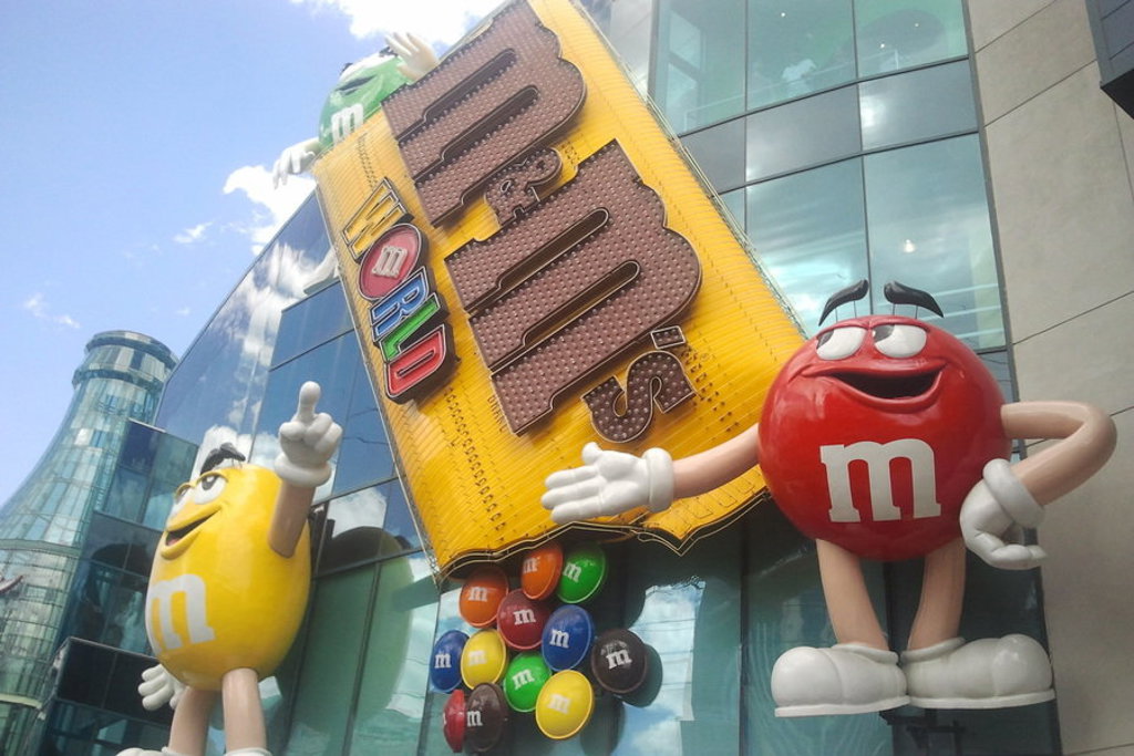 M&M’s World met grote M&M-figuren bij een modern gebouw in de Verenigde Staten.