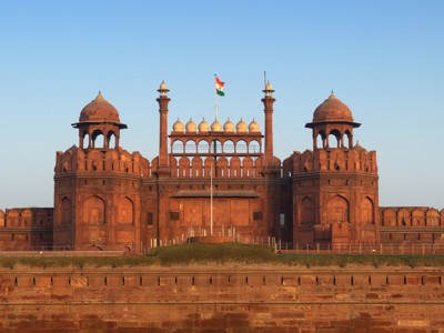Rode Fort in Delhi met de Indiase vlag, gezien bij zonsondergang.