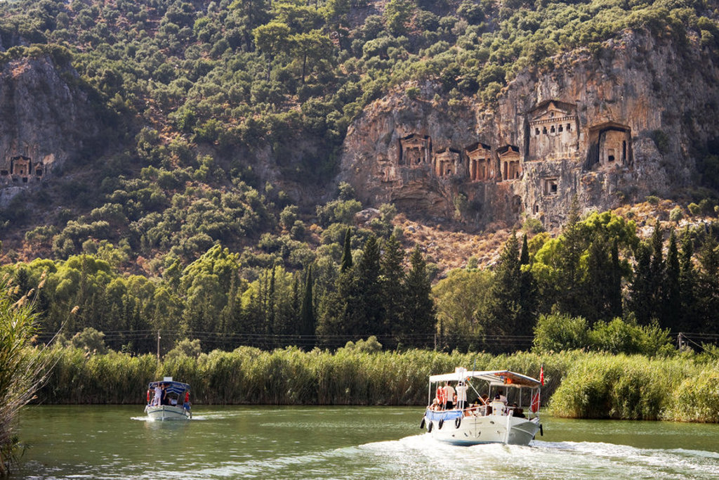 Boottocht op de Dalyan-rivier langs rotsgraven in Turkije, tijdens een familiereis.