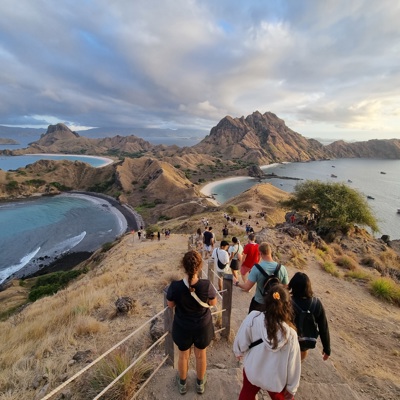 Wandeling naar uitzichtpunt op Padar Island, Komodo National Park, tijdens familiereis Kleine Sunda Eilanden.