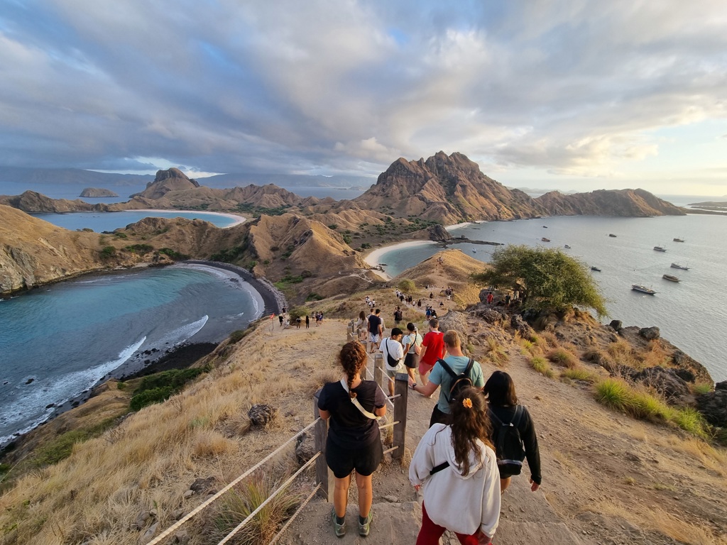 Wandeling naar uitzichtpunt op Padar Island, Komodo National Park, tijdens familiereis Kleine Sunda Eilanden.