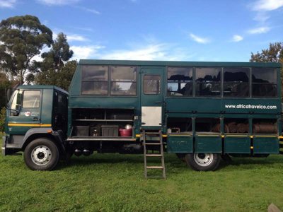 Overland truck met tenten tijdens een rondreis door Zuidelijk Afrika.