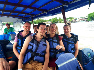 Jonge reizigers met zwemvesten op een boottocht in Costa Rica tijdens de 22-35ers reis.