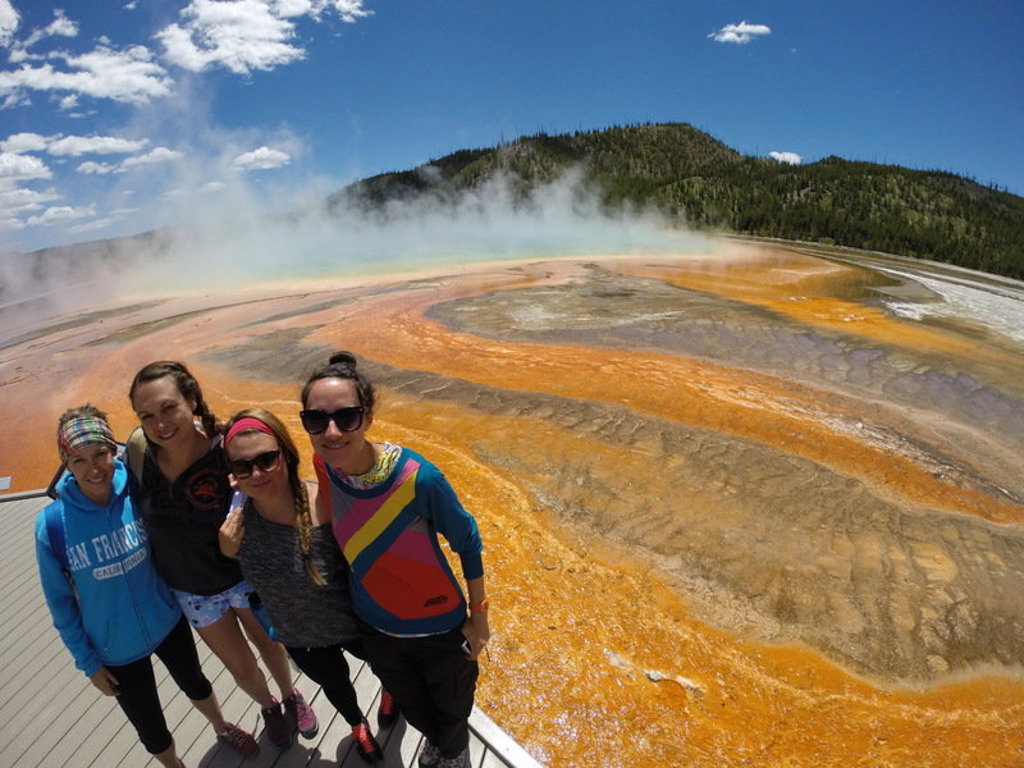 Reizigers bij een kleurrijke warmwaterbron in Yellowstone National Park tijdens groepsrondreis Verenigde Staten Noordwest.
