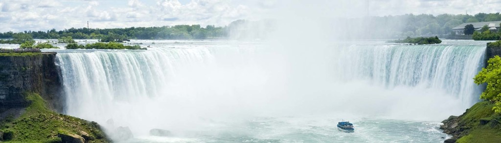 Niagara Falls met nevel en rondvaartboot tijdens groepsrondreis Verenigde Staten Noordoost.