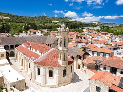 Klooster met klokkentoren en rode daken in Omodos, Cyprus, tijdens de Route Cyprus wandelreis.