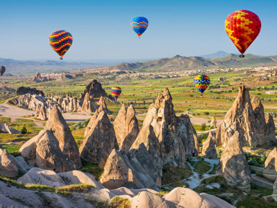 Luchtballonnen boven de rotsformaties van Cappadocië, Turkije.