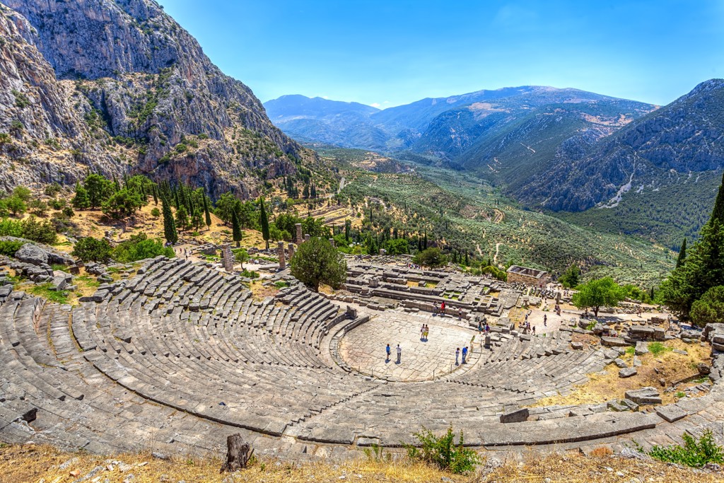 Antiek theater van Delphi met uitzicht op de bergen, tijdens een familiereis Griekenland in de meivakantie.