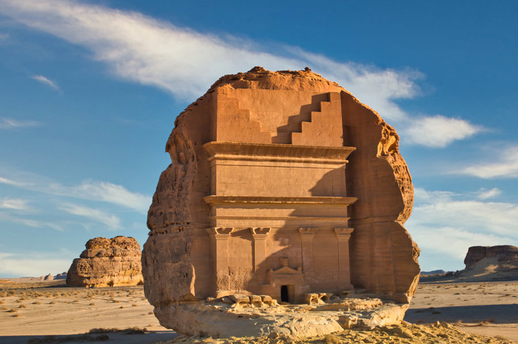 Rotsgraf met gevel in Hegra (AlUla) in de woestijn van Saoedi-Arabië.