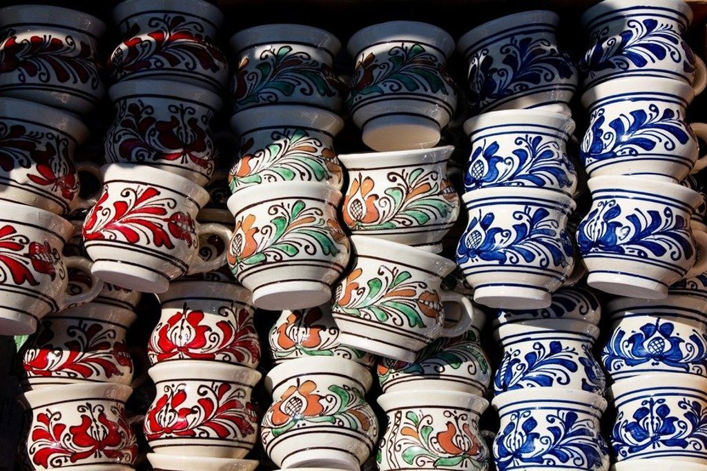 Groene, beschilderde houten eieren als traditioneel Roemeens handwerk tijdens een groepsrondreis Roemenië.