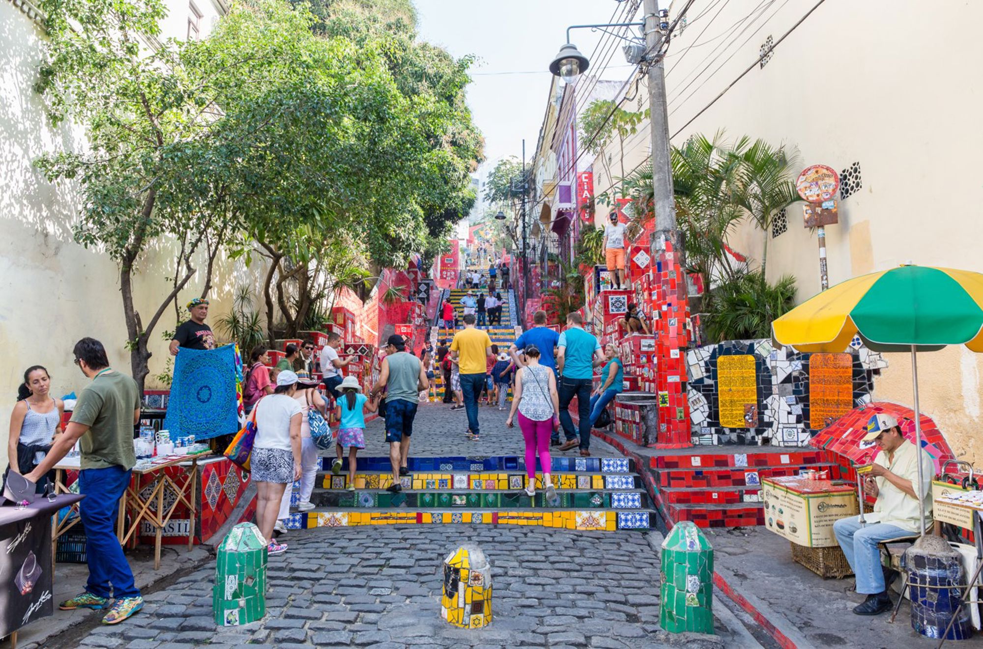 Toeristen op de kleurrijke Escadaria Selarón-trap in Rio de Janeiro, Brazilië.