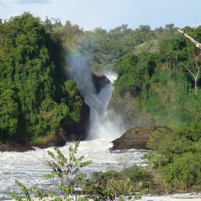 Waterval in een groene kloof langs de Nijl in Oeganda.