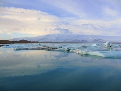 Drijvende ijsschotsen in de Jökulsárlón gletsjerlagune in IJsland, met besneeuwde bergen op de achtergrond.