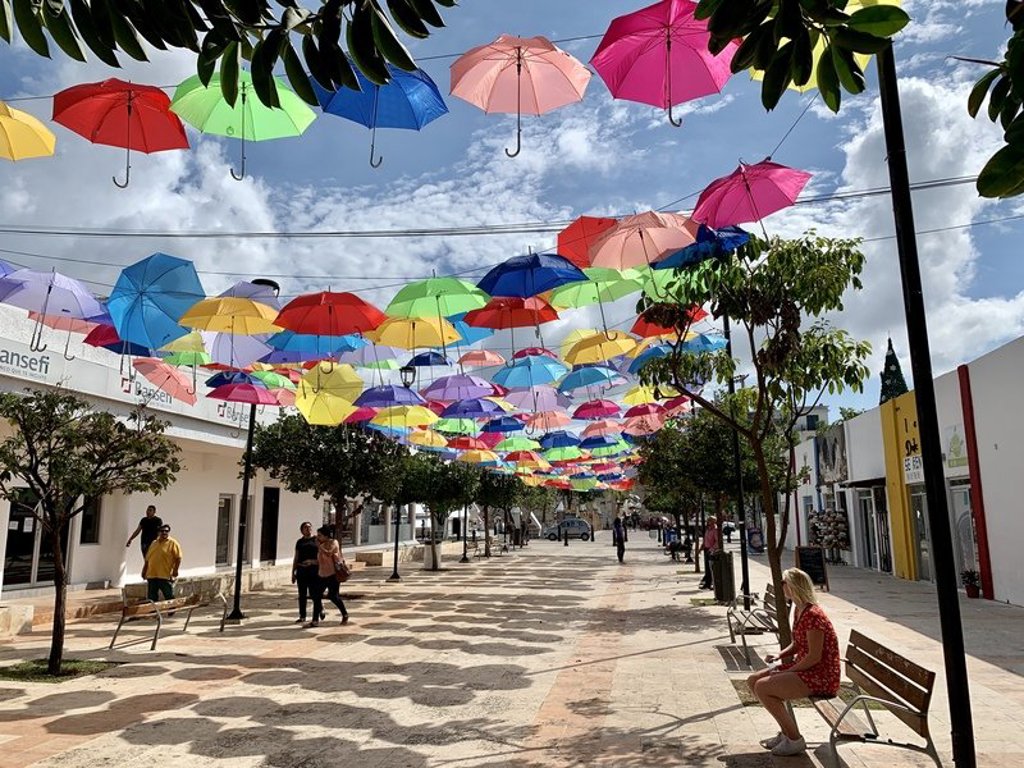 Palmbomen en hangmatten op een tropisch strand in Mexico tijdens een 22-35ers groepsrondreis.