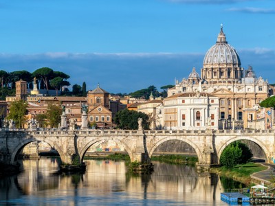 Uitzicht op de Sint-Pietersbasiliek en de Tiber met brug in Rome, Italië.