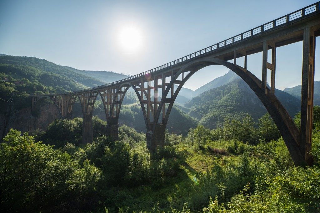 Djurdjevica Tara-brug over de Tara-kloof in Montenegro, tijdens groepsrondreis Zuid-Oost Europa.