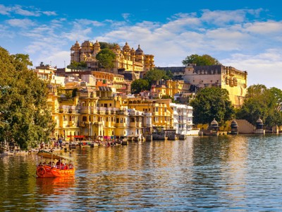 Uitzicht op het City Palace aan het Picholameer in Udaipur, tijdens de festivalreis Noord-India en Nepal.