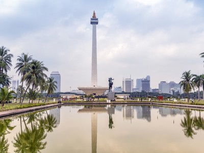 Nationaal Monument (Monas) in Jakarta met weerspiegeling in de vijver, tijdens de route Java en Bali.