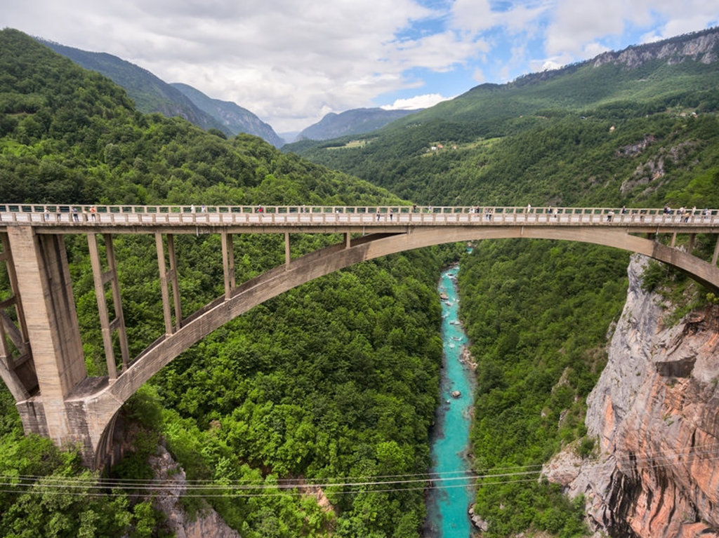Boogbrug over de Tara-kloof met turquoise rivier in de Balkan.